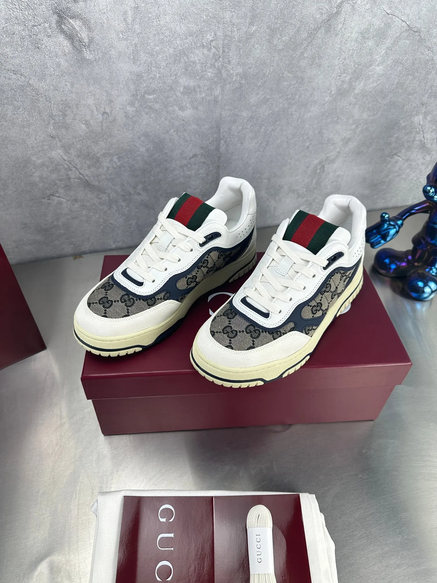 👟👟Ex-factory price 600👟👟 Gucci's latest hot-selling series of high and low-cut distressed couple's sneakers are shipped. The original version is purchased, developed and manufactured. This high-low top sneaker adopts a basketball-style silhouette design, cleverly integrated with hollow panels and distressed effects, showing its unique ingenuity. The ingenuity incorporates brand logo details such as interlocking Double G styling accessories and Gucci lettering, a low-key tribute to the brand's design heritage. Exquisite packaging at the delivery counter 🛍📦 ▪️ Fabric: Original customized imported first-layer cowhide ▪️ Inner lining: Imported first-layer cowhide ▪️ Sole: Original molded TPU sole ▪️ Sole thickness: 3cm ▪️ Size: 35-46 (Male 38 46 customized)